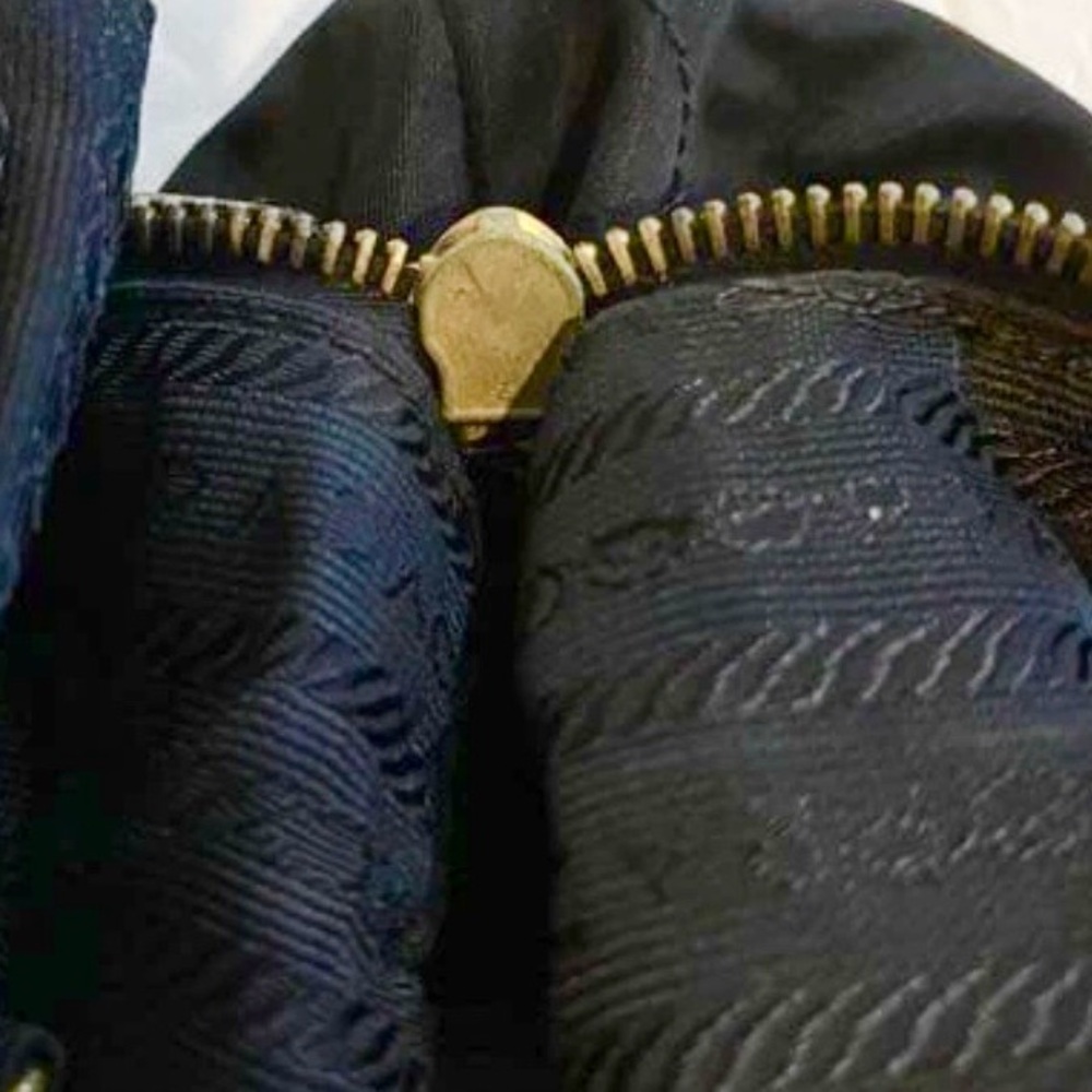 Prada⭐️⭐️Black Quilted Shoulder Bag with Gold Chain. No damages. - Picture 12 of 14